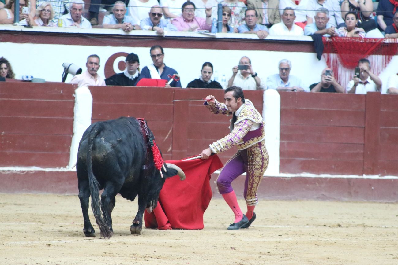 El Fandi, Cayetano y Pablo Aguado, por la puerta grande en León | Los tres diestros firman una intensa tarde de toreo que termina con el premio de la 'puerta grande' en el coso leonés | Media entrada y buen ambiente en una jornada marcada por el regreso a la arena de Pablo Aguado