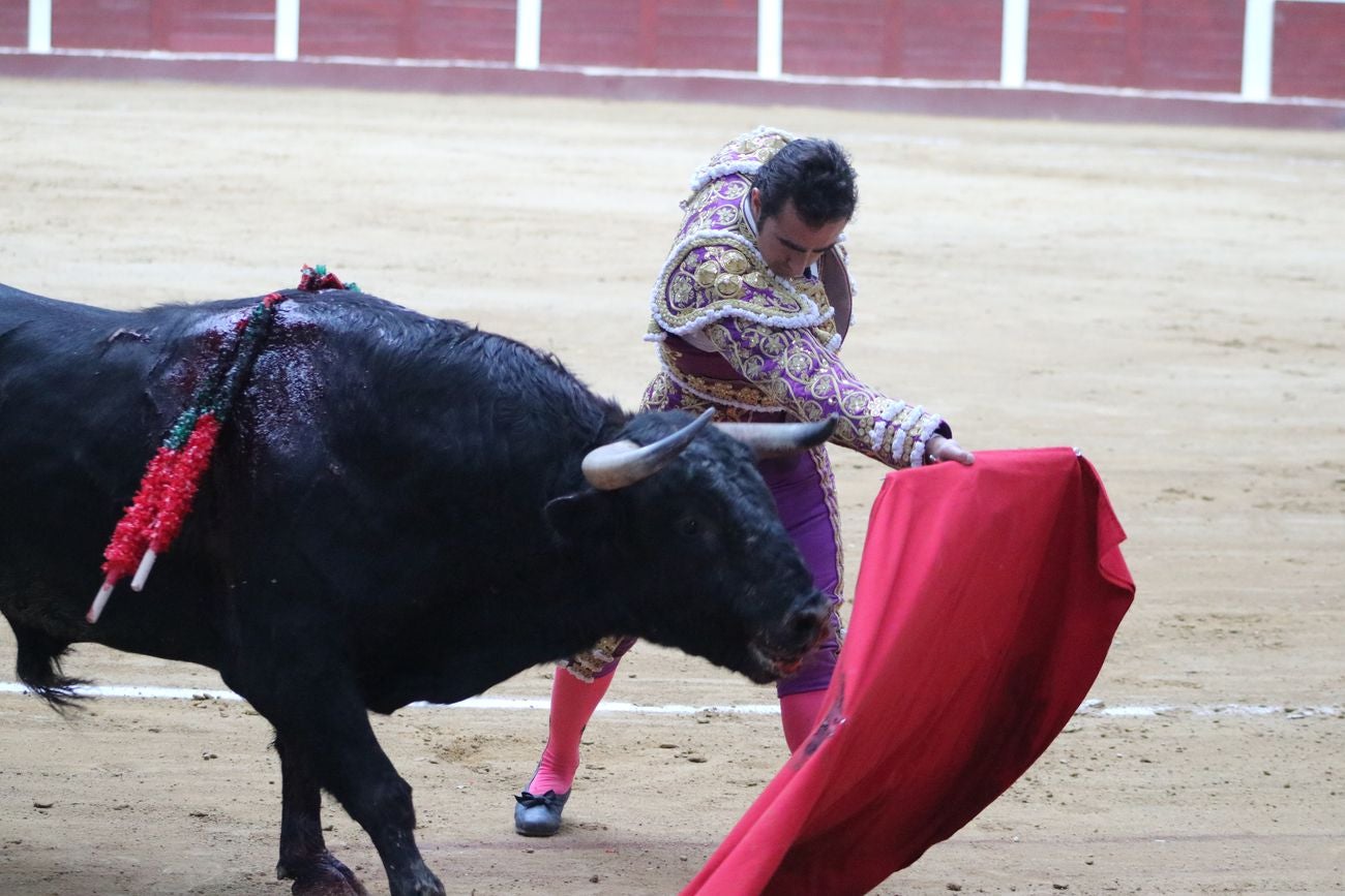 El Fandi, Cayetano y Pablo Aguado, por la puerta grande en León | Los tres diestros firman una intensa tarde de toreo que termina con el premio de la 'puerta grande' en el coso leonés | Media entrada y buen ambiente en una jornada marcada por el regreso a la arena de Pablo Aguado