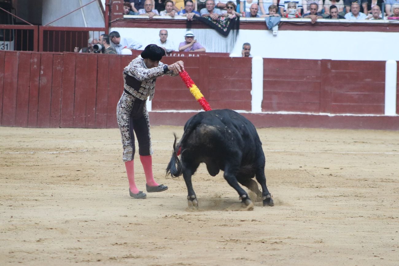 El Fandi, Cayetano y Pablo Aguado, por la puerta grande en León | Los tres diestros firman una intensa tarde de toreo que termina con el premio de la 'puerta grande' en el coso leonés | Media entrada y buen ambiente en una jornada marcada por el regreso a la arena de Pablo Aguado