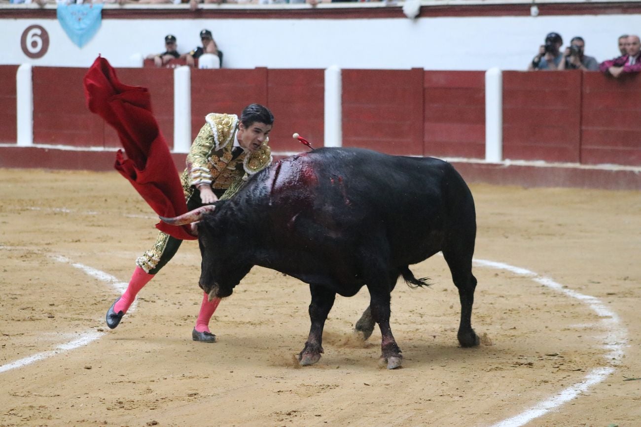 El Fandi, Cayetano y Pablo Aguado, por la puerta grande en León | Los tres diestros firman una intensa tarde de toreo que termina con el premio de la 'puerta grande' en el coso leonés | Media entrada y buen ambiente en una jornada marcada por el regreso a la arena de Pablo Aguado