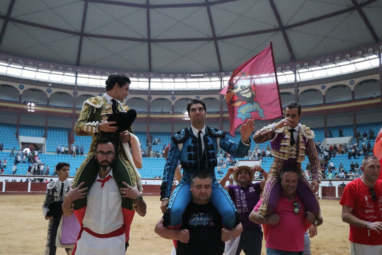 El Fandi, Cayetano y Pablo Aguado, por la puerta grande en León | Los tres diestros firman una intensa tarde de toreo que termina con el premio de la 'puerta grande' en el coso leonés | Media entrada y buen ambiente en una jornada marcada por el regreso a la arena de Pablo Aguado