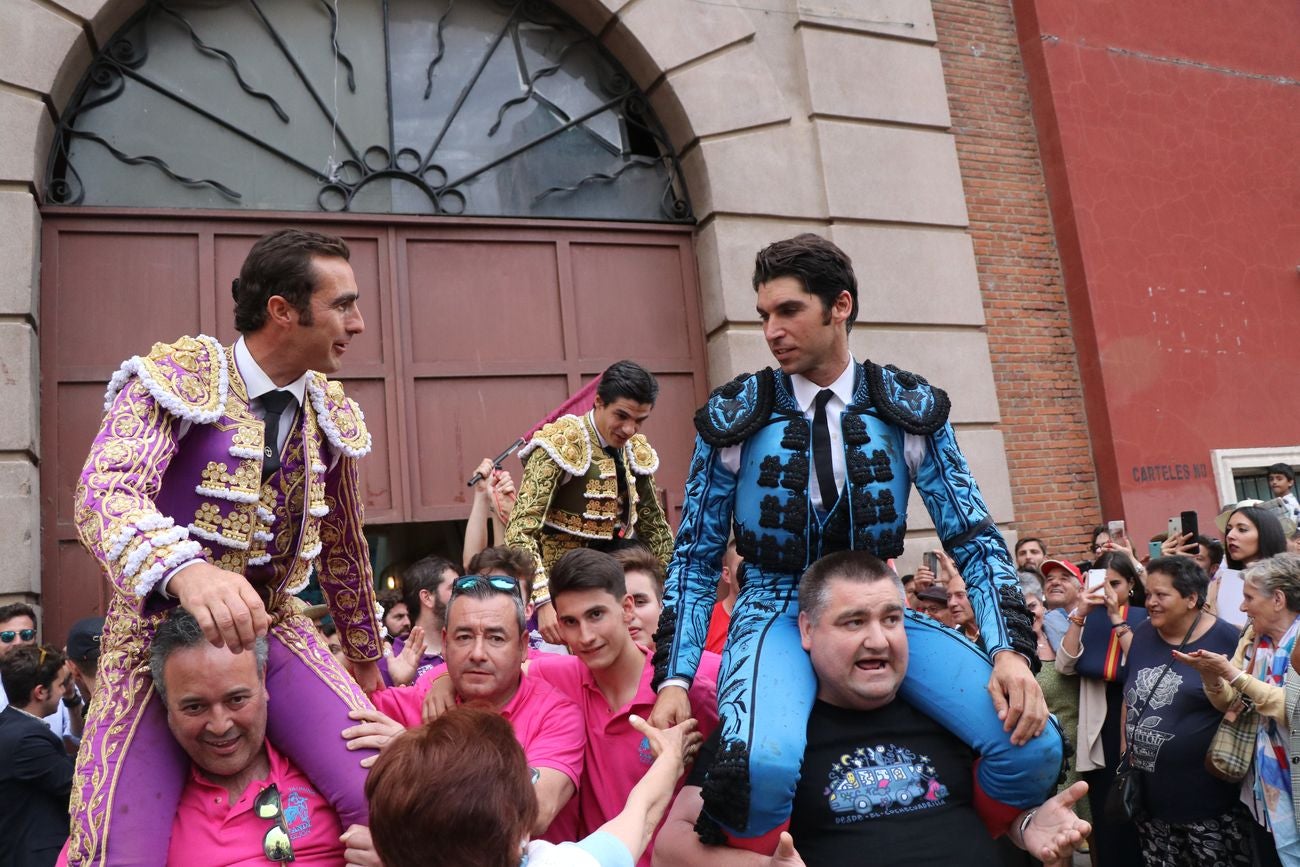 El Fandi, Cayetano y Pablo Aguado, por la puerta grande en León | Los tres diestros firman una intensa tarde de toreo que termina con el premio de la 'puerta grande' en el coso leonés | Media entrada y buen ambiente en una jornada marcada por el regreso a la arena de Pablo Aguado