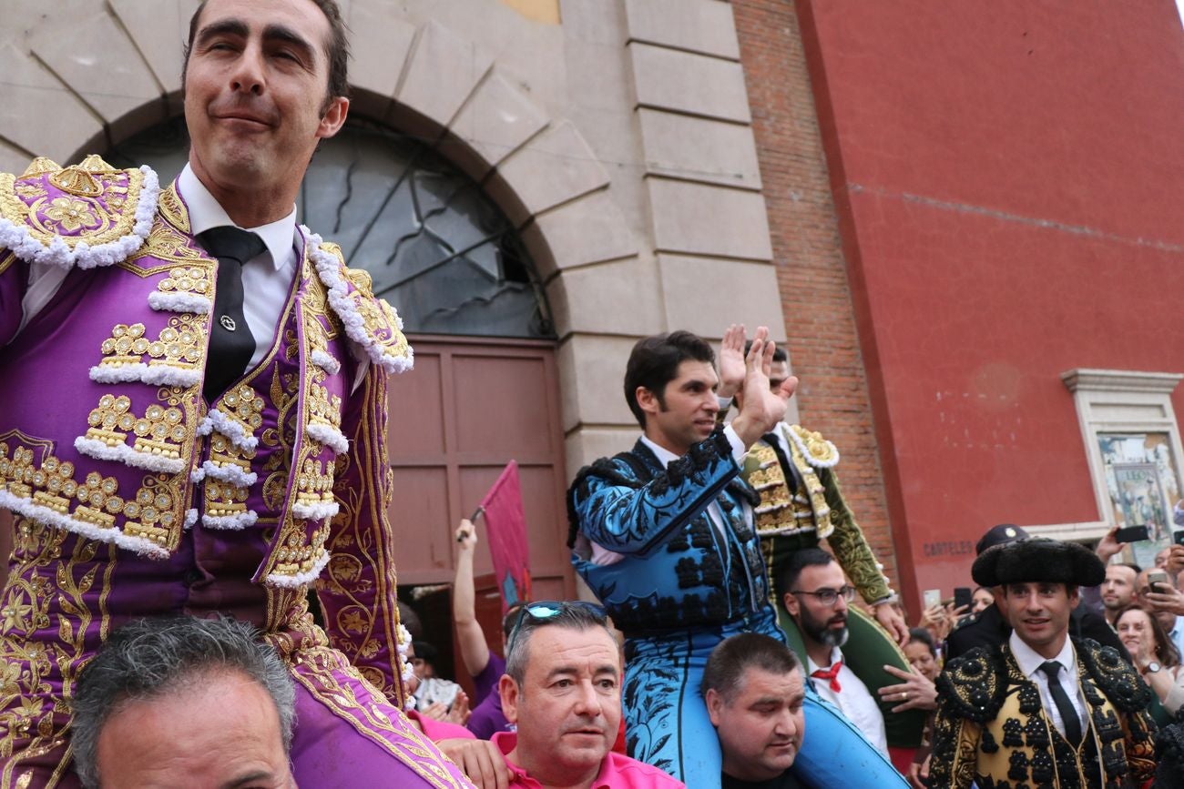 El Fandi, Cayetano y Pablo Aguado, por la puerta grande en León | Los tres diestros firman una intensa tarde de toreo que termina con el premio de la 'puerta grande' en el coso leonés | Media entrada y buen ambiente en una jornada marcada por el regreso a la arena de Pablo Aguado