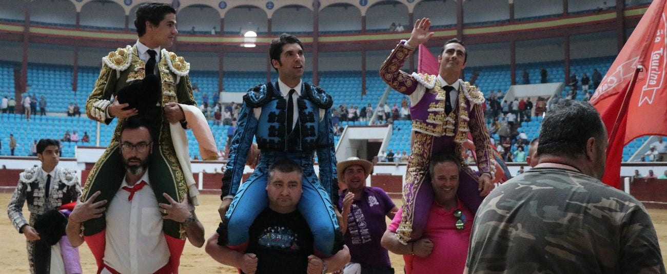 El Fandi, Cayetano y Pablo Aguado, por la puerta grande en León | Los tres diestros firman una intensa tarde de toreo que termina con el premio de la 'puerta grande' en el coso leonés | Media entrada y buen ambiente en una jornada marcada por el regreso a la arena de Pablo Aguado