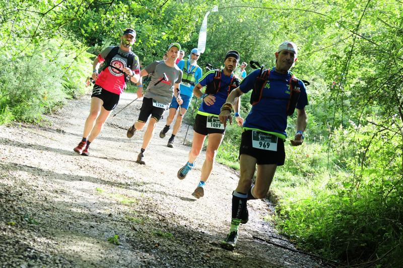 Más de 1.500 deportistas de España y diferentes países de Europa y América se han dado cita en el Trail Picos de Europa, una competición que pone a prueba todas las capacidades de los participantes. El ultra trail, la de mayor longitud, supone un recorrido de 70 kilómetros y 5.300 metros de desnivel positivo.