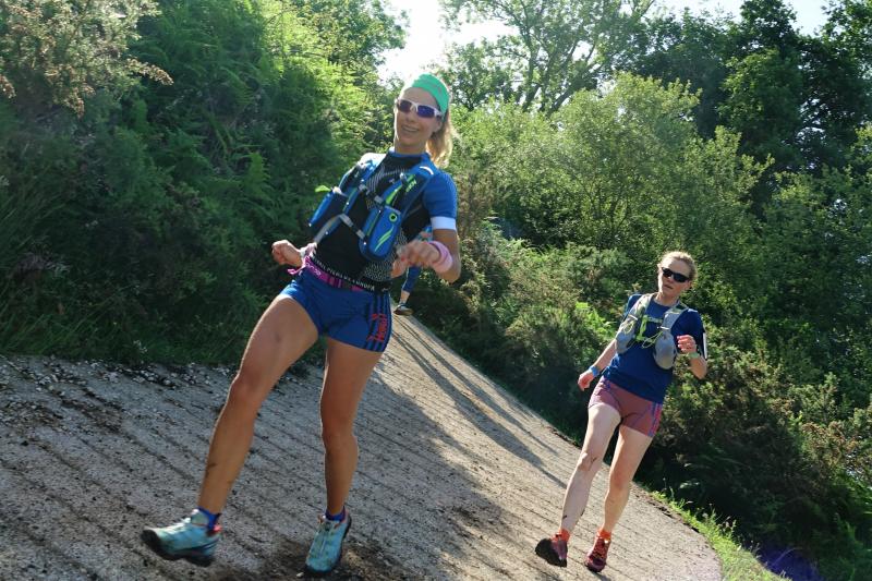 Más de 1.500 deportistas de España y diferentes países de Europa y América se han dado cita en el Trail Picos de Europa, una competición que pone a prueba todas las capacidades de los participantes. El ultra trail, la de mayor longitud, supone un recorrido de 70 kilómetros y 5.300 metros de desnivel positivo.