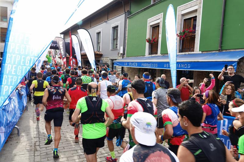 Más de 1.500 deportistas de España y diferentes países de Europa y América se han dado cita en el Trail Picos de Europa, una competición que pone a prueba todas las capacidades de los participantes. El ultra trail, la de mayor longitud, supone un recorrido de 70 kilómetros y 5.300 metros de desnivel positivo.