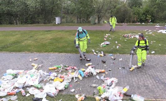 Operarios de limpieza en la orilla del Bernesga. 