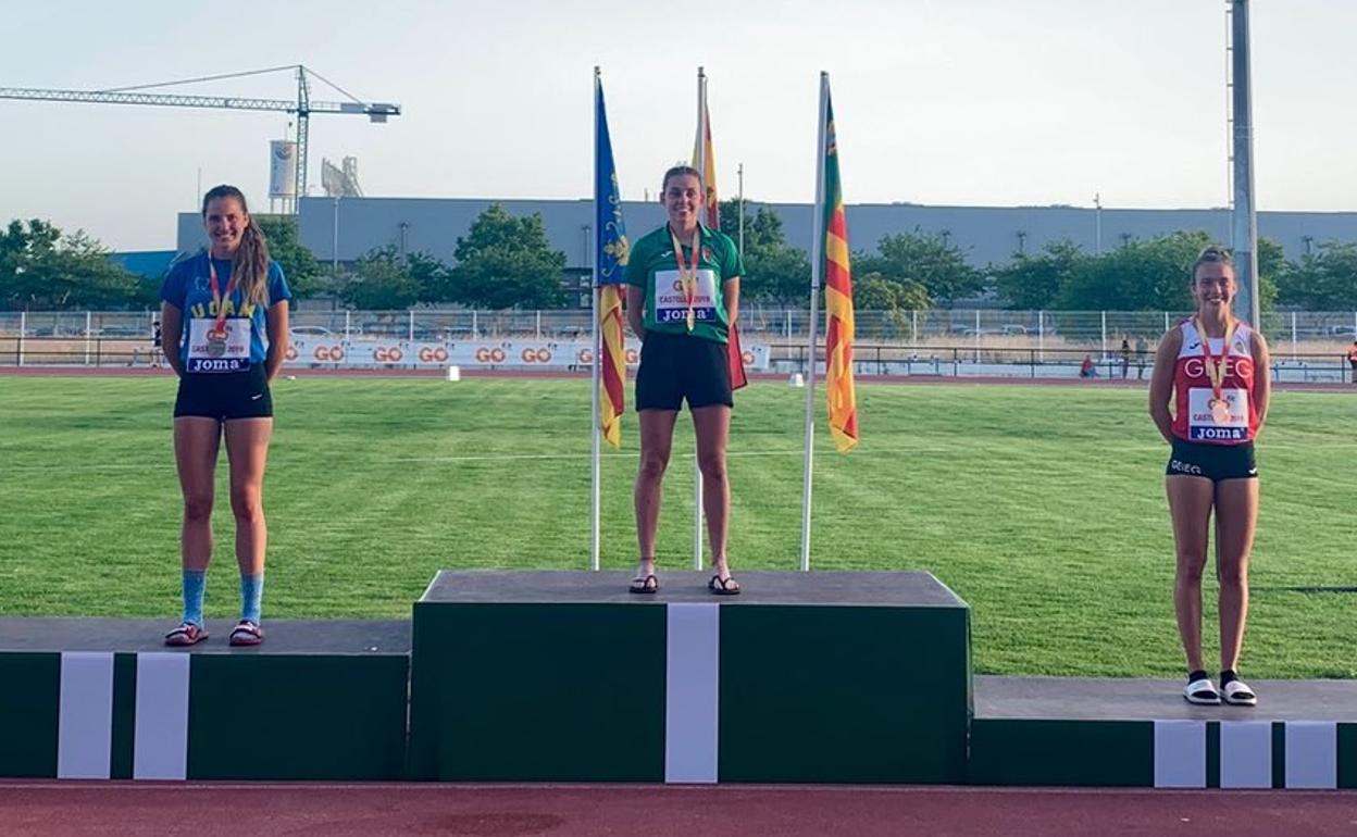 Nuria Menéndez, en lo más alto del podio.