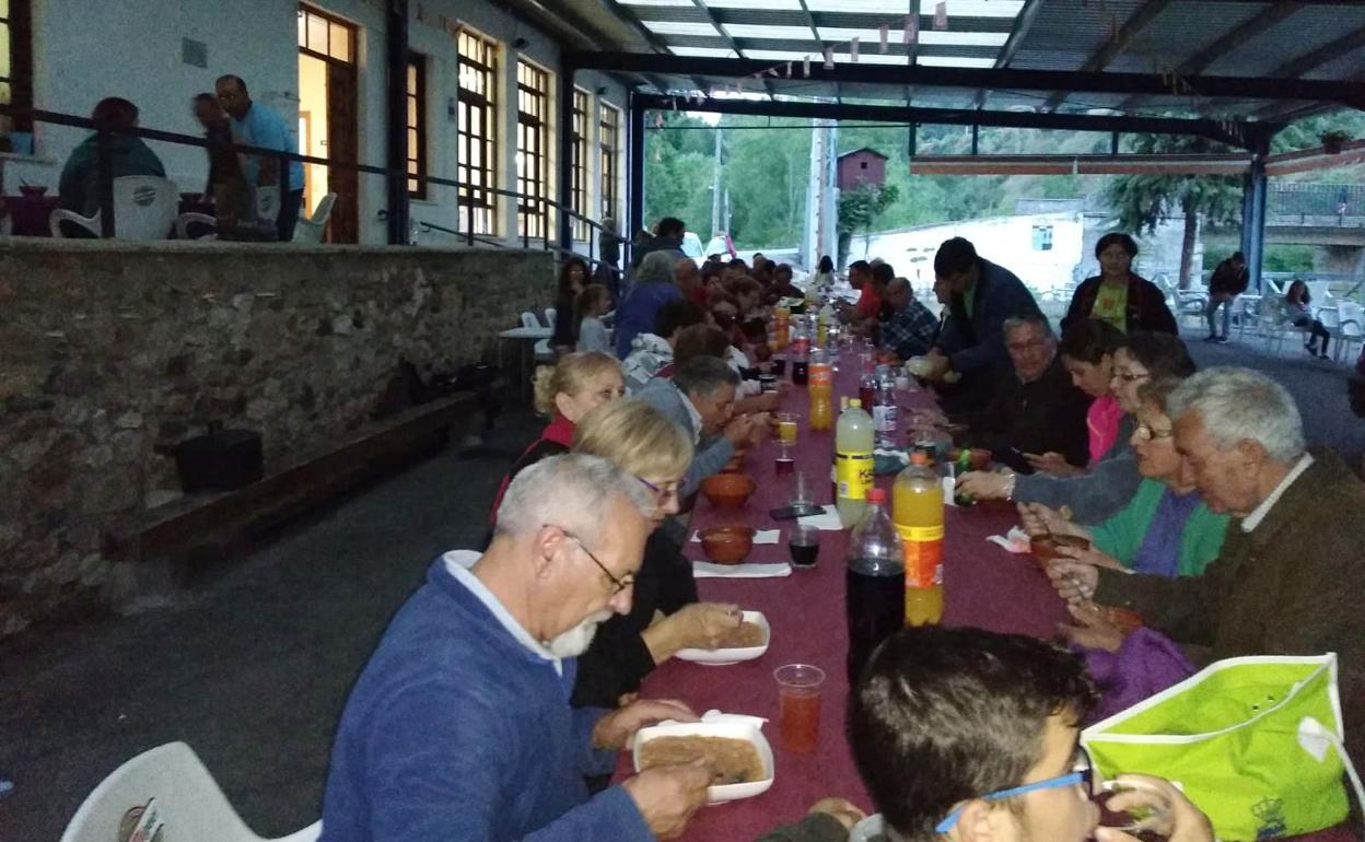 Casi cien personas participaron en las tradicionales sopas de ajo previas a la hoguera.