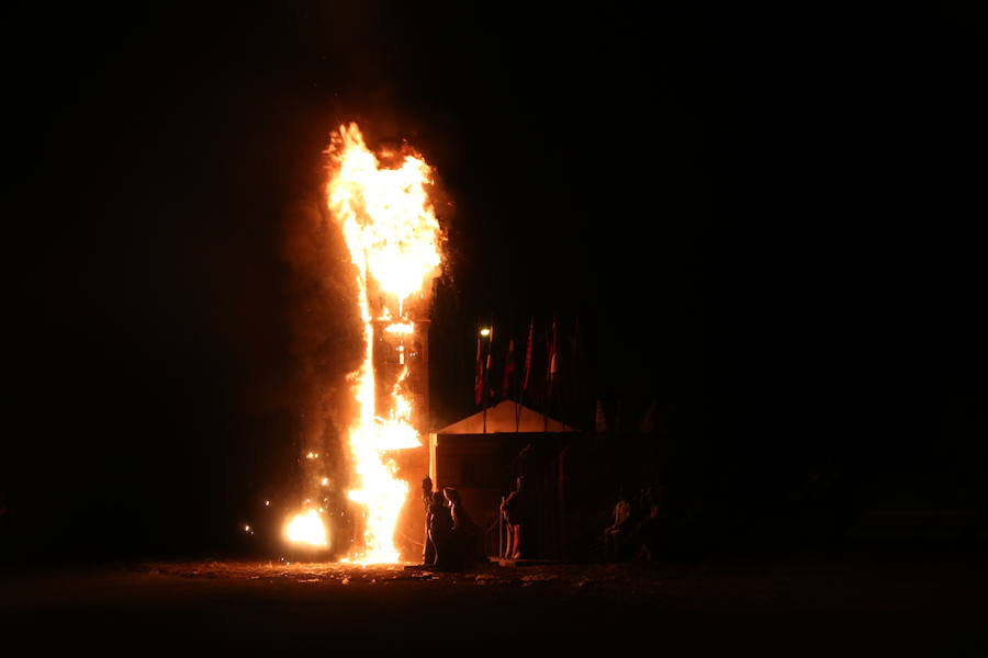 Fotos: Tradicional hoguera de San Juan en León