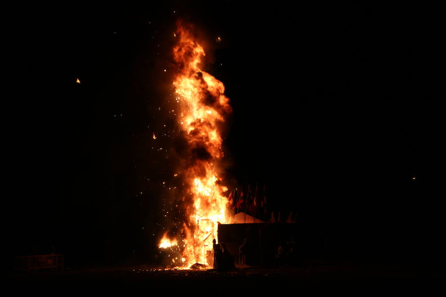 Fotos: Tradicional hoguera de San Juan en León