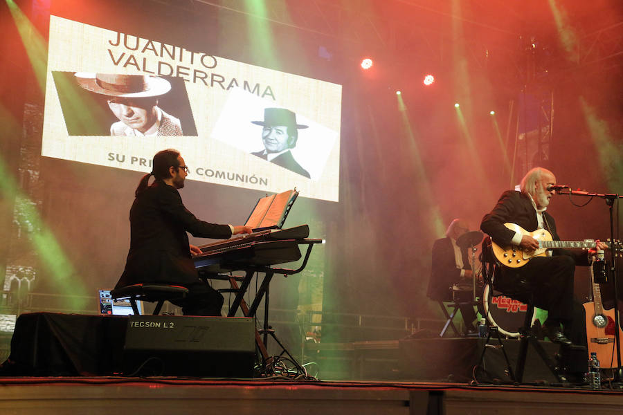Como si el tiempo no hubiera pasado, la música de hace 50 años volvió a sonar en las voces de los Mágicos 70's. San Marcelo ha acogido este martes un concierto de este grupo leonés dentro de las Fiestas de San Juan y San Pedro donde no han faltado los nostálgicos e incondicionales de esta época.