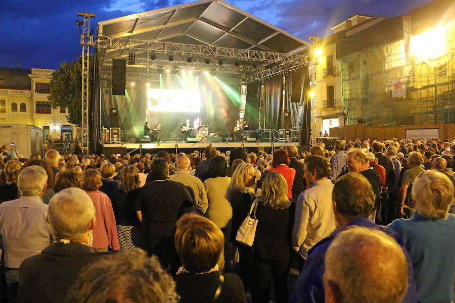 Como si el tiempo no hubiera pasado, la música de hace 50 años volvió a sonar en las voces de los Mágicos 70's. San Marcelo ha acogido este martes un concierto de este grupo leonés dentro de las Fiestas de San Juan y San Pedro donde no han faltado los nostálgicos e incondicionales de esta época.