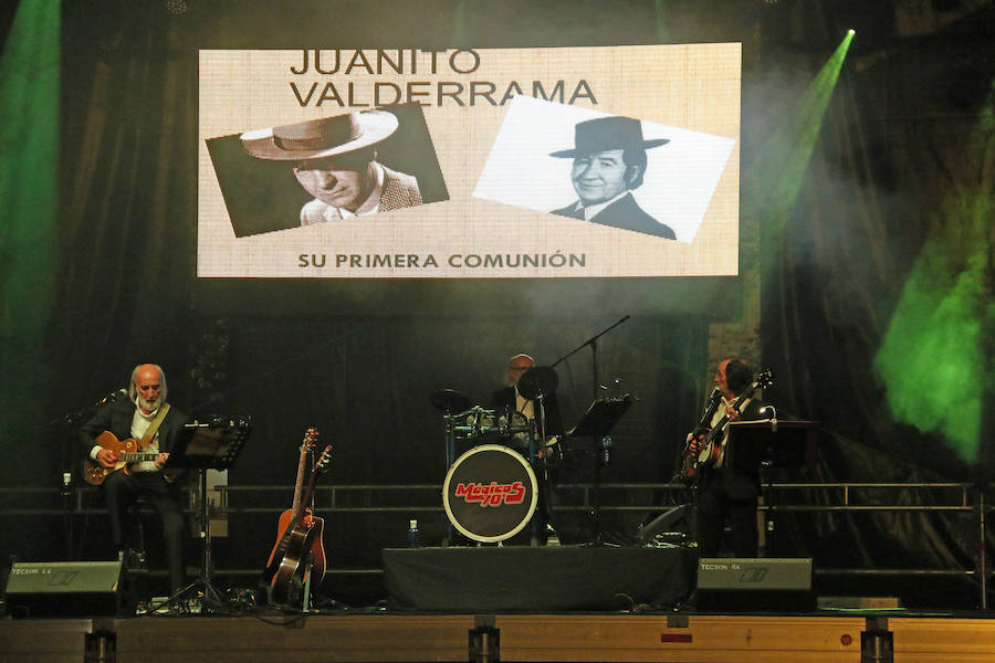 Como si el tiempo no hubiera pasado, la música de hace 50 años volvió a sonar en las voces de los Mágicos 70's. San Marcelo ha acogido este martes un concierto de este grupo leonés dentro de las Fiestas de San Juan y San Pedro donde no han faltado los nostálgicos e incondicionales de esta época.