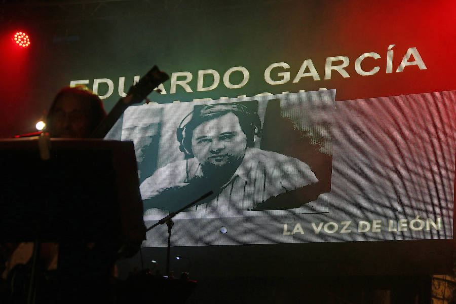 Como si el tiempo no hubiera pasado, la música de hace 50 años volvió a sonar en las voces de los Mágicos 70's. San Marcelo ha acogido este martes un concierto de este grupo leonés dentro de las Fiestas de San Juan y San Pedro donde no han faltado los nostálgicos e incondicionales de esta época.