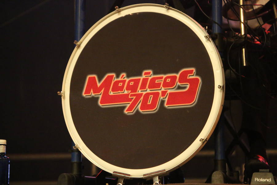 Como si el tiempo no hubiera pasado, la música de hace 50 años volvió a sonar en las voces de los Mágicos 70's. San Marcelo ha acogido este martes un concierto de este grupo leonés dentro de las Fiestas de San Juan y San Pedro donde no han faltado los nostálgicos e incondicionales de esta época.