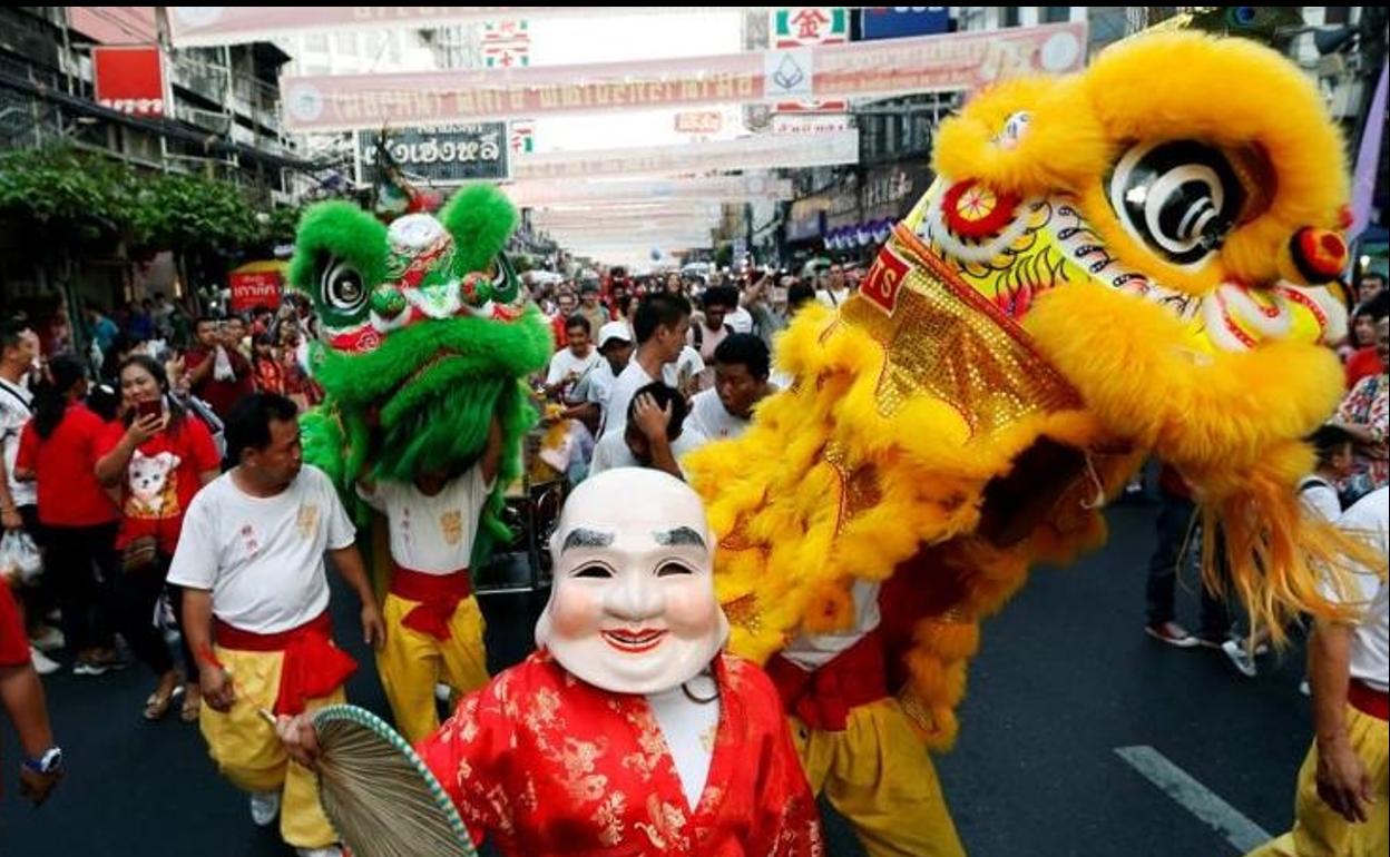 Desfile realizado en China con dragones y motivos tradicionales. 