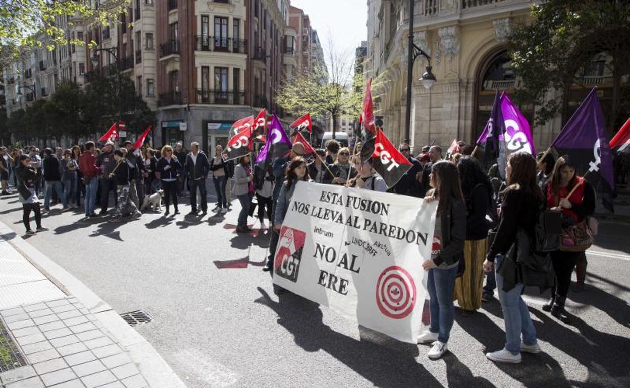 Concentración de militantes de CGT contra el ERE en Lindorff. 