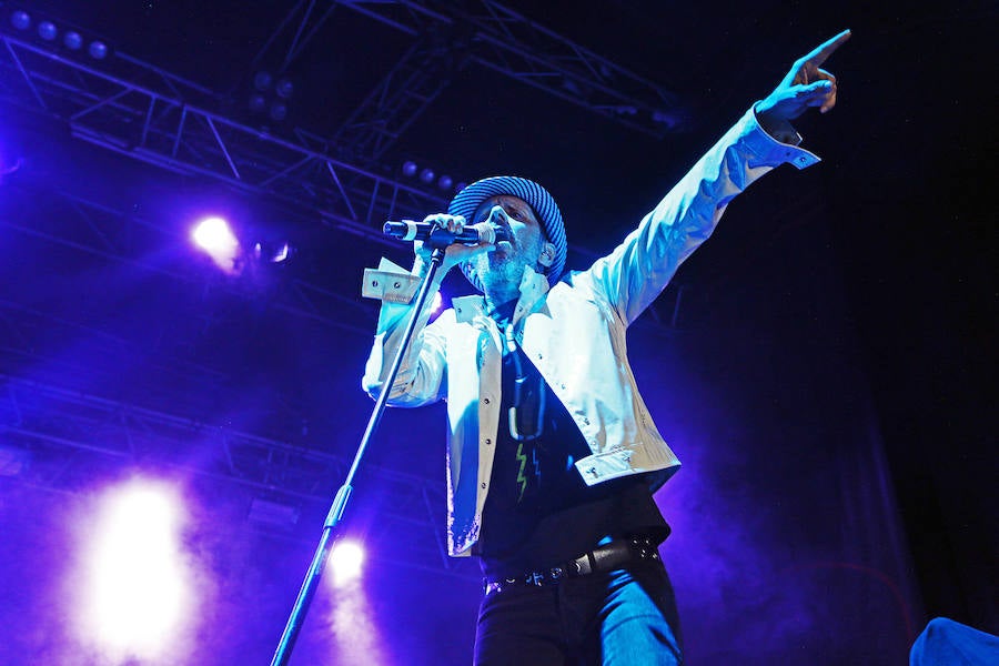 La mítica banda de rock and roll liderada por Ariel Rot y Alejo Stivel, ha agitado este miércoles la Plaza Mayor de la capital en el marco de las fiestas de San Juan y San Pedro.