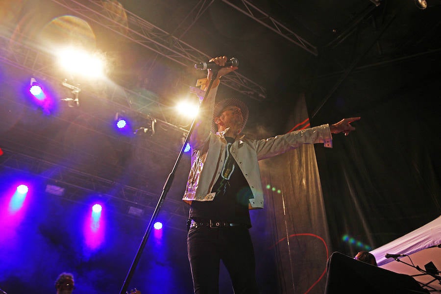 La mítica banda de rock and roll liderada por Ariel Rot y Alejo Stivel, ha agitado este miércoles la Plaza Mayor de la capital en el marco de las fiestas de San Juan y San Pedro.