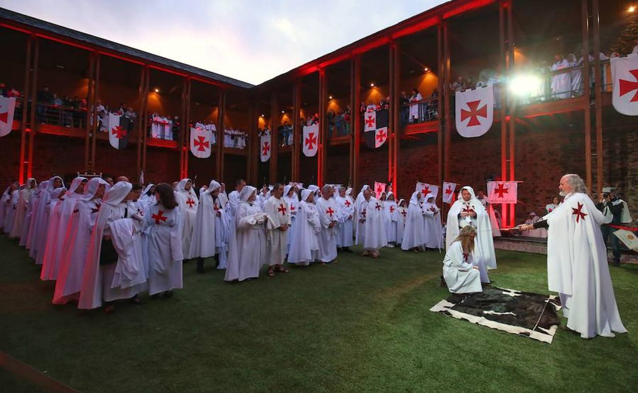 Imagen de archivo de la ordenación de los nuevos Caballeros Templarios de Ponferrada.