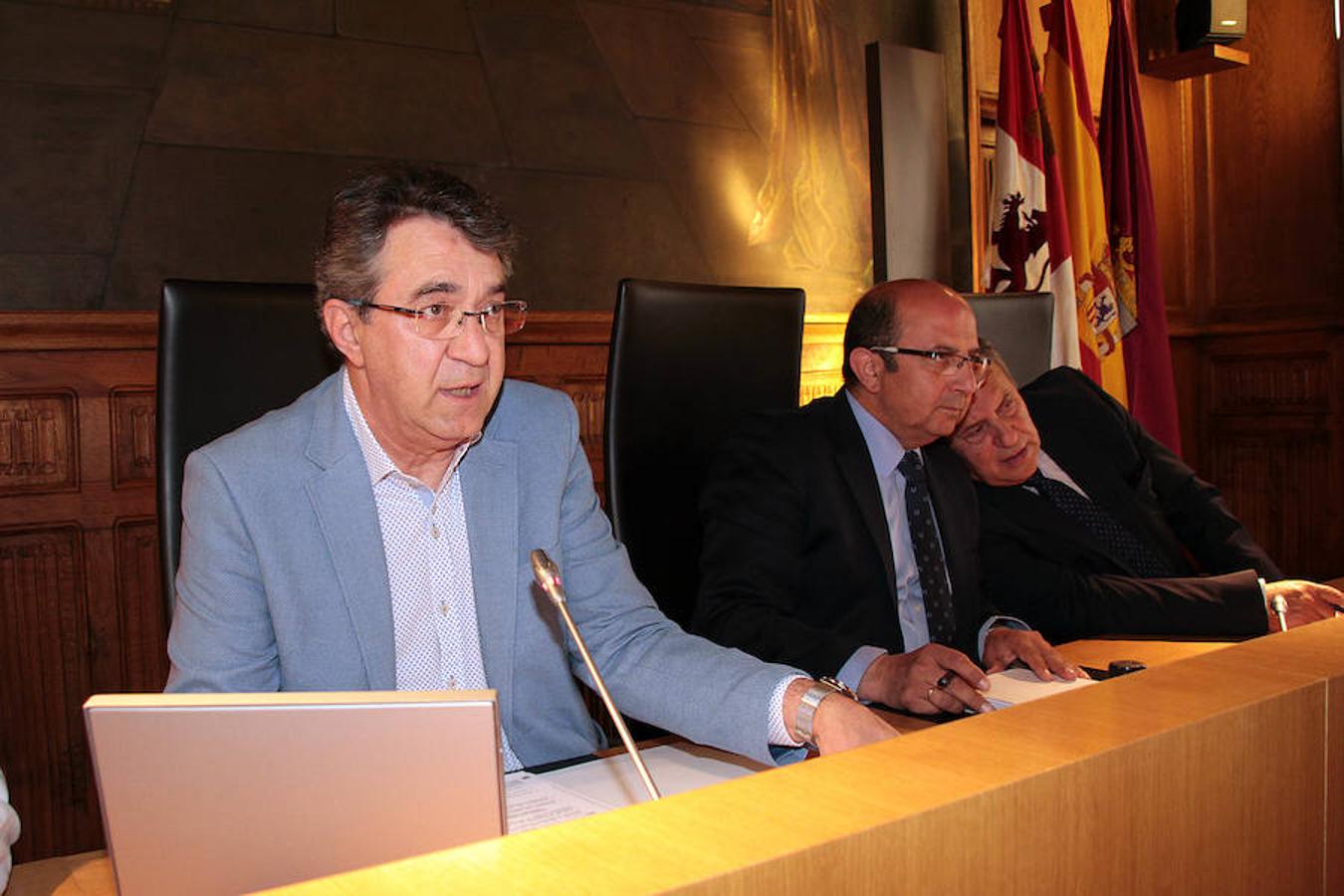 Joaquín Llamas y Juan Carlos Fernández protagonizan una rápida sesión en la que el exsocialista acusó a PP y PSOE de «recrudecer la acción de los Torquemada» y el que fuera diputado de Ciudadanos alabó la labor de Majo, se replanteó el cierre de las diputaciones y lanzó un dardo a la cúpula de Cs: «La política es la segunda profesión más antigua del mundo, pero en ocasiones se parece demasiado a la primera»