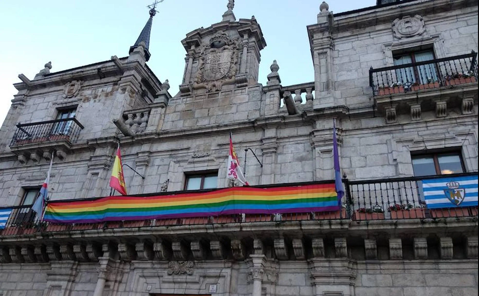 La bandera arcoíris preside el balcón principal del Ayuntamiento de Ponferrada.