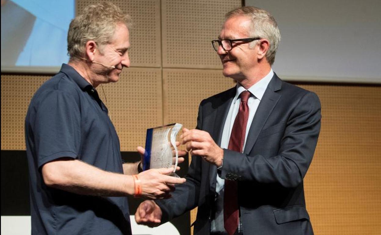 El ministro de Cultura, José Guirao, entrega del Premio de Honor Gamelab a Mike Morhaime. 