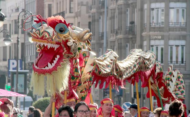 Galería. Un dragón recorre las calles de León durante la jornada festiva.