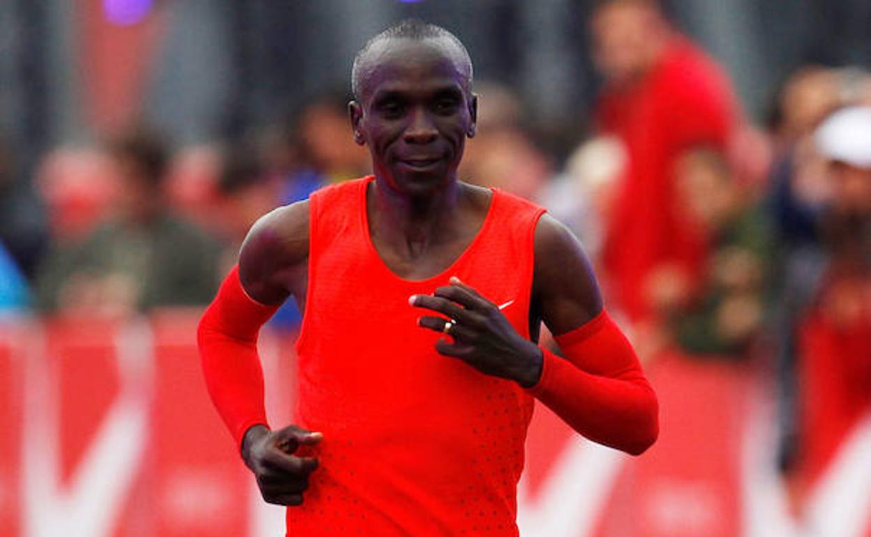 Eliud Kipchoge, durante su anterior intento en 2017. 