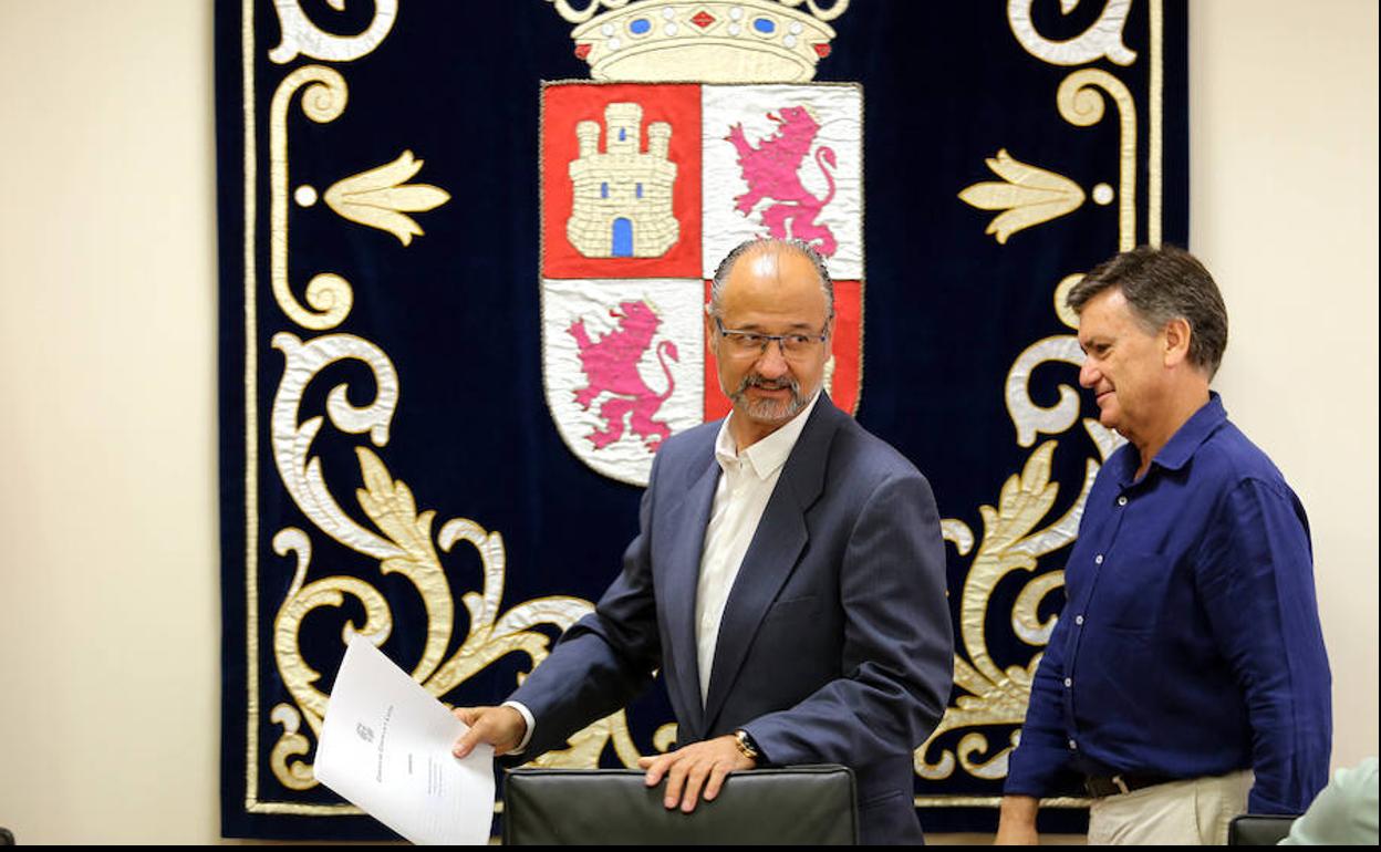 La Mesa de las Cortes de Castilla y León se reúne por primera vez en la X Legislatura bajo la presidencia de Luis Fuentes.