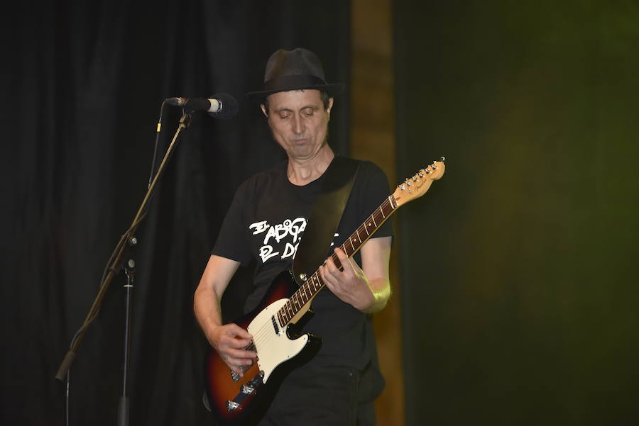 El rock leonés lleva el nombre del 'Abogado del diablo'. Tras su reciente vuelta a los escenarios no han querido perderse su cita con las fiestas de San Juan y San Pedro con un concierto en la Plaza de San Marcelo en el que reencontrarse con aquel público de los 80. 