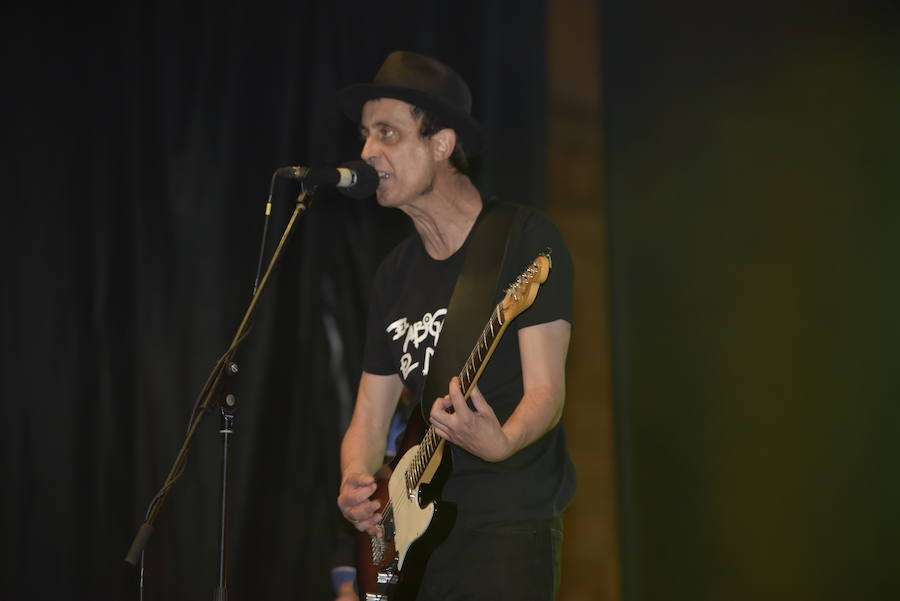 El rock leonés lleva el nombre del 'Abogado del diablo'. Tras su reciente vuelta a los escenarios no han querido perderse su cita con las fiestas de San Juan y San Pedro con un concierto en la Plaza de San Marcelo en el que reencontrarse con aquel público de los 80. 