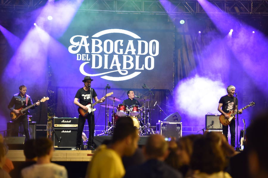 El rock leonés lleva el nombre del 'Abogado del diablo'. Tras su reciente vuelta a los escenarios no han querido perderse su cita con las fiestas de San Juan y San Pedro con un concierto en la Plaza de San Marcelo en el que reencontrarse con aquel público de los 80. 