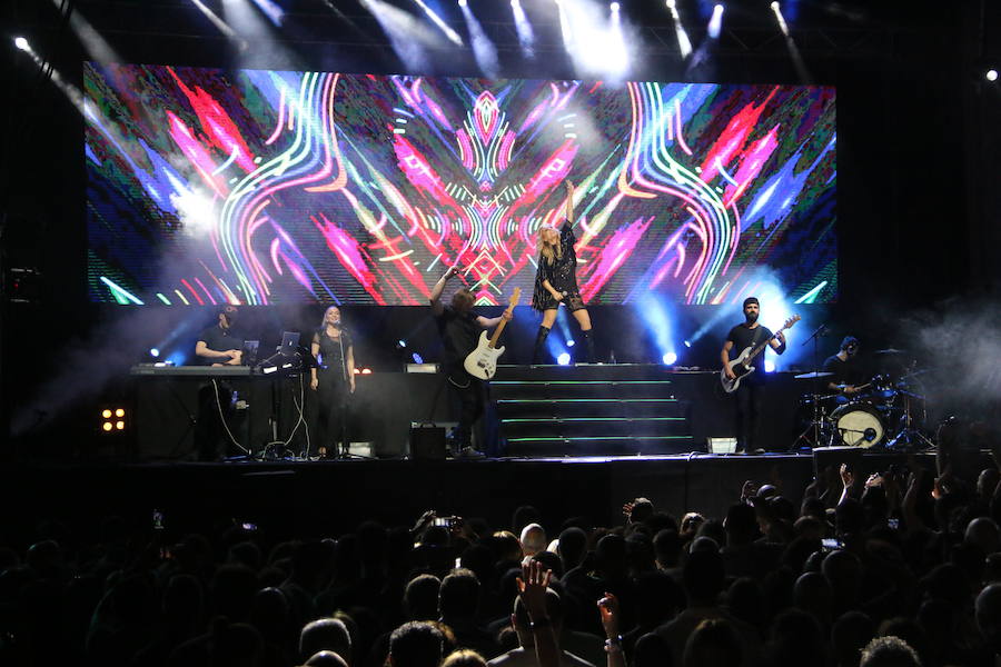Marta Sánchez ha puesto las tablas sobre el escenario en esta noche de jueves. La cantante ha demostrado el porqué de su larga trayectoria con un concierto donde sus míticos temas han puesto a cantar a una abarrotada Plaza Mayor.