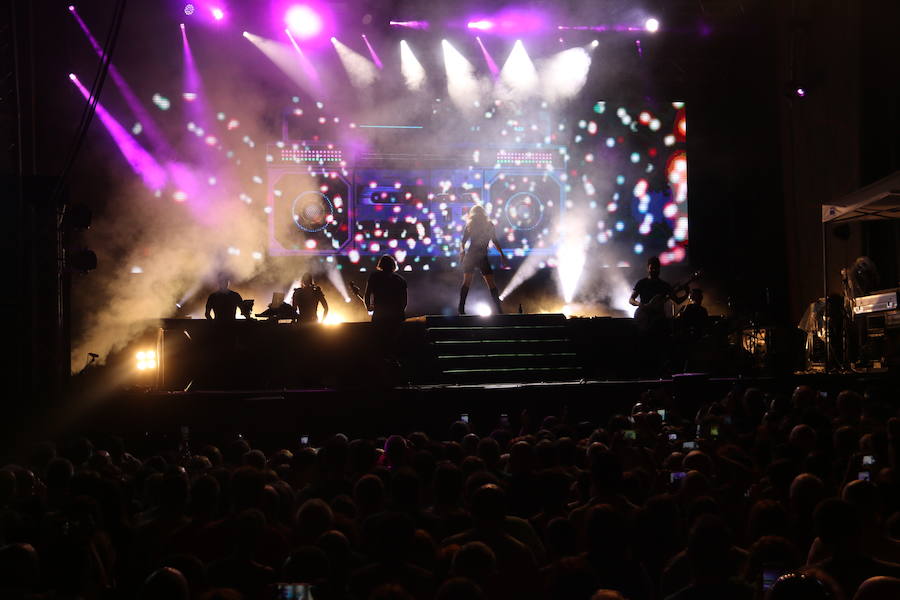 Marta Sánchez ha puesto las tablas sobre el escenario en esta noche de jueves. La cantante ha demostrado el porqué de su larga trayectoria con un concierto donde sus míticos temas han puesto a cantar a una abarrotada Plaza Mayor.