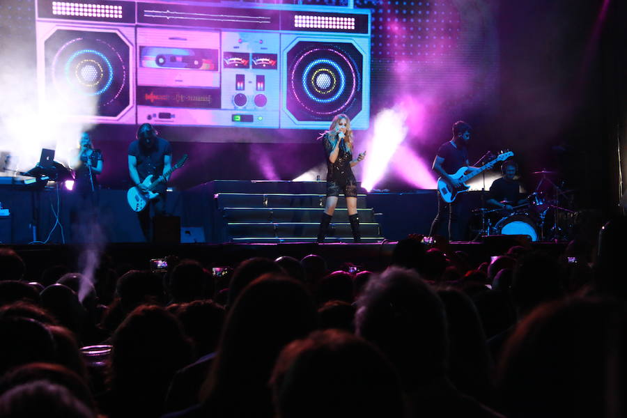 Marta Sánchez ha puesto las tablas sobre el escenario en esta noche de jueves. La cantante ha demostrado el porqué de su larga trayectoria con un concierto donde sus míticos temas han puesto a cantar a una abarrotada Plaza Mayor.