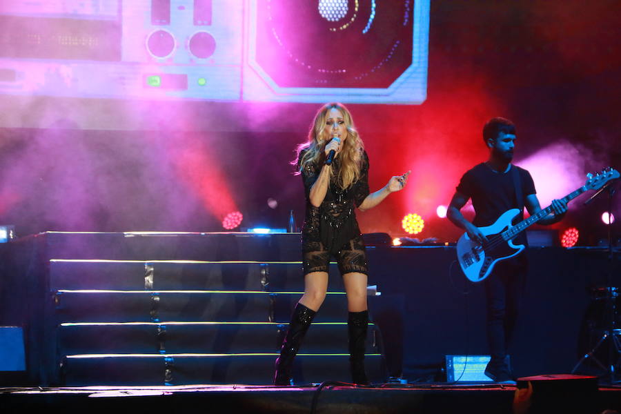 Marta Sánchez ha puesto las tablas sobre el escenario en esta noche de jueves. La cantante ha demostrado el porqué de su larga trayectoria con un concierto donde sus míticos temas han puesto a cantar a una abarrotada Plaza Mayor.