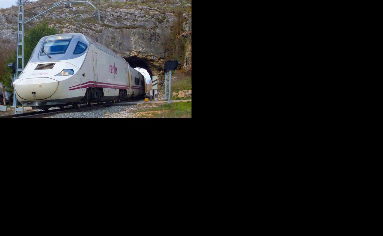 Un tren circulando a través de un puente.