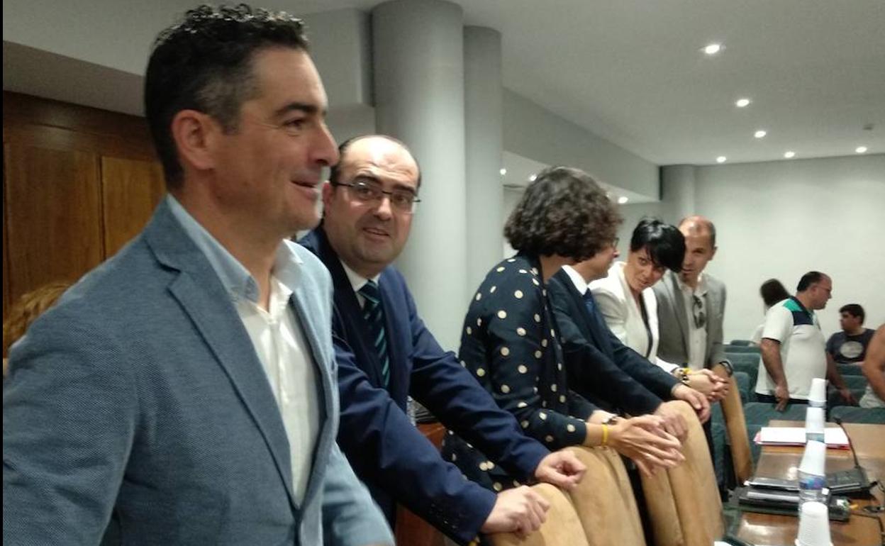 El portavoz del PP, Marco Morala (2I), junto a sus compañeros de grupo instantes previos al inicio del pleno. 