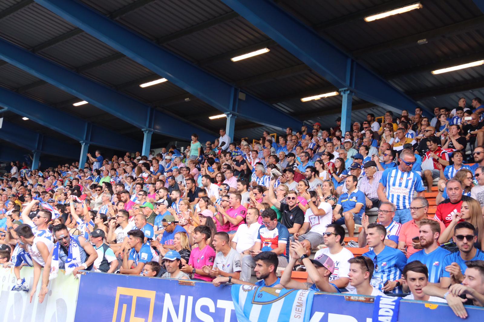 Los aficionados celebran el ascenso sobre el terreno de juego de El Toralín.