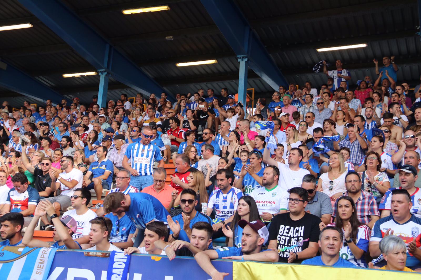 Los aficionados celebran el ascenso sobre el terreno de juego de El Toralín.