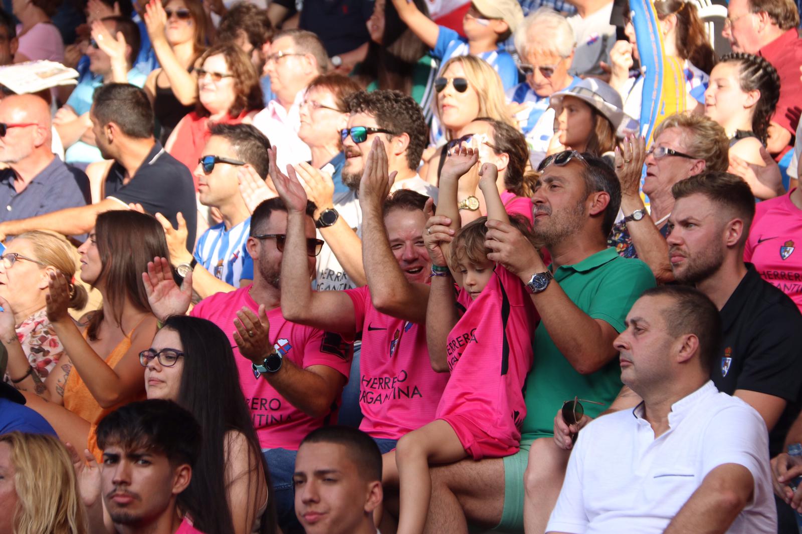 Los aficionados celebran el ascenso sobre el terreno de juego de El Toralín.