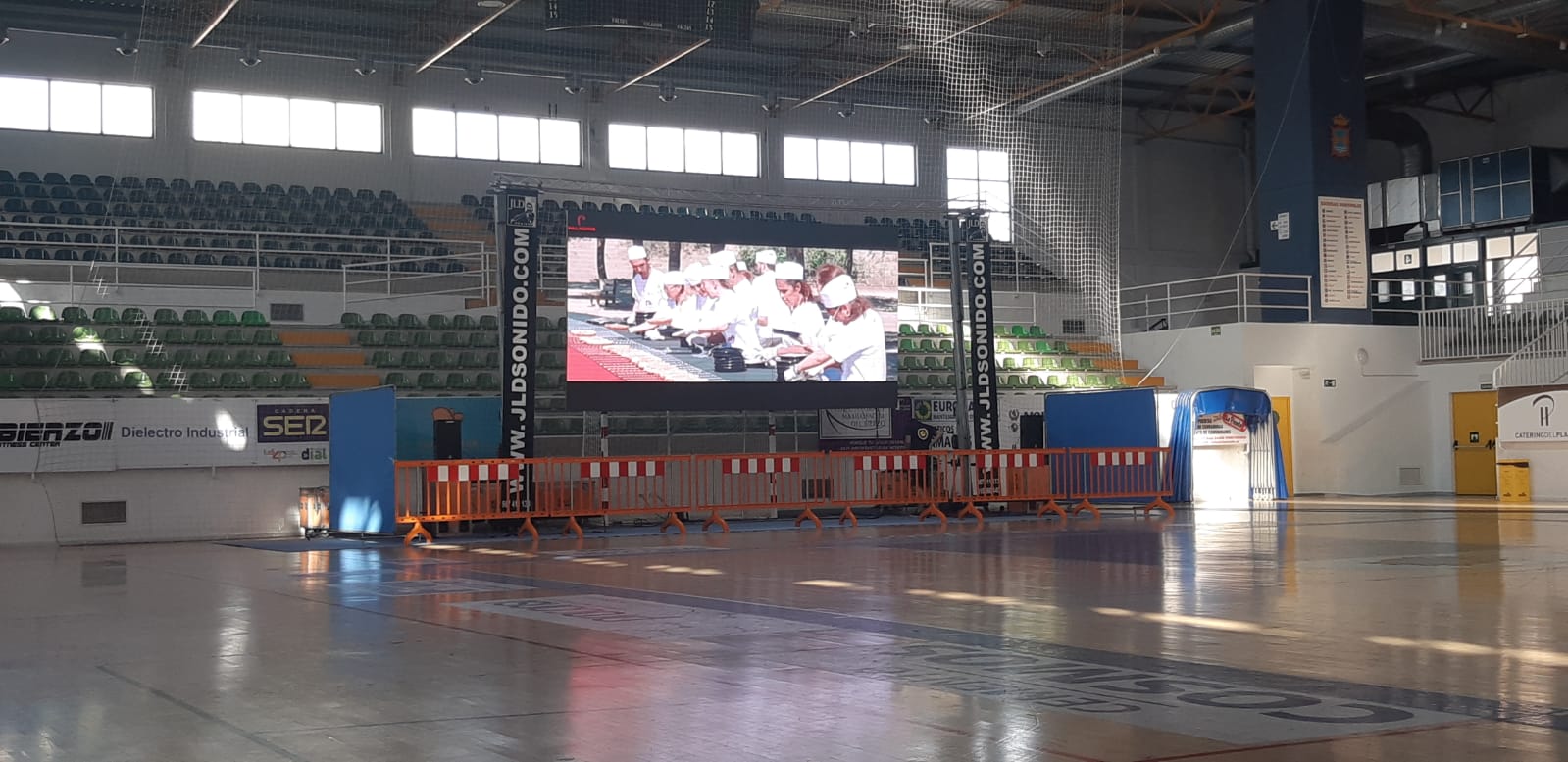 Los aficionados celebran el ascenso sobre el terreno de juego de El Toralín.