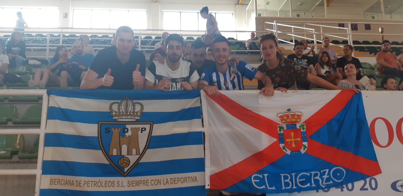 Los aficionados celebran el ascenso sobre el terreno de juego de El Toralín.