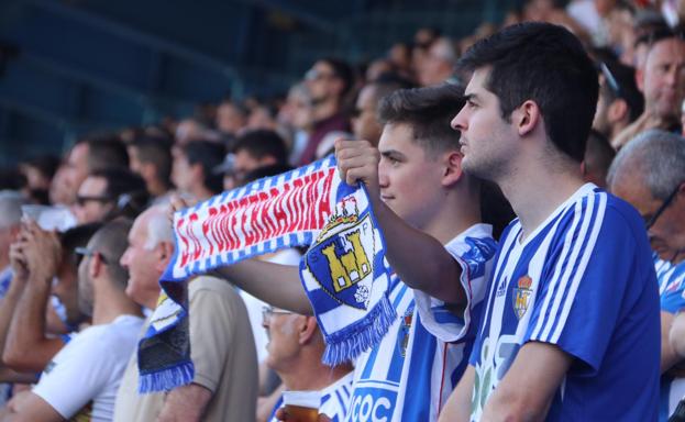 Galería. Un aficionado, en la grada de El Toralín, durante el partido.