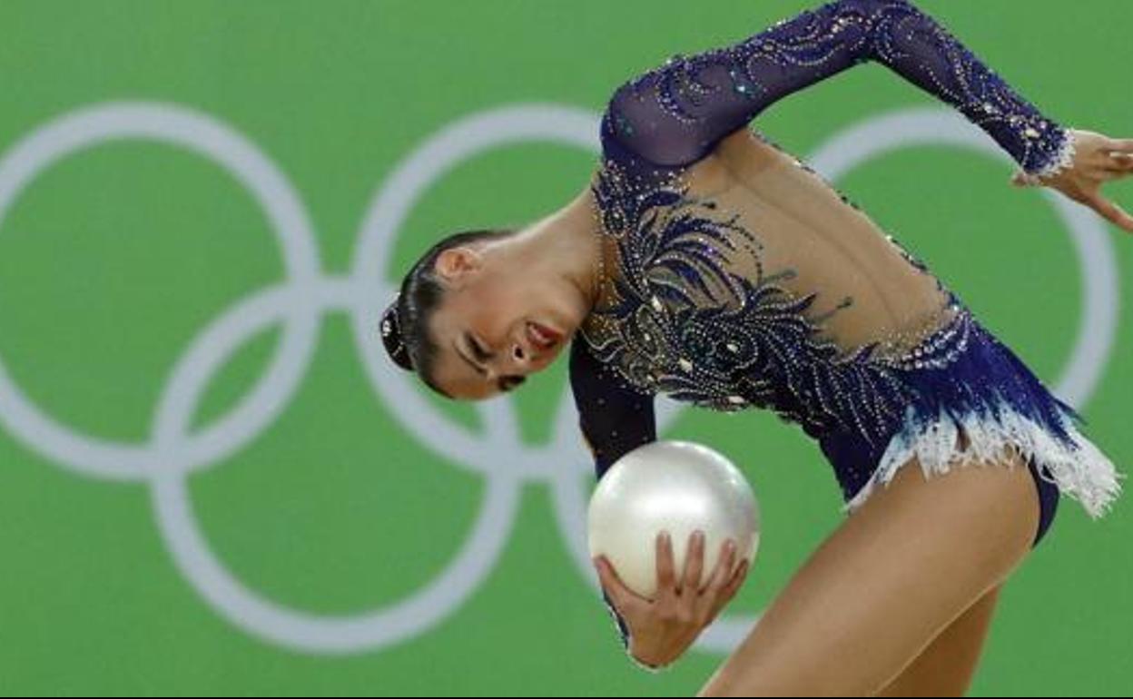 La gimnasta Carolina Rodríguez, en un ejercicio de los Juegos Olímpicos.