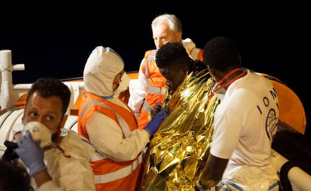 Uno de los inmigrantes que desembarcaron en Lampedusa.