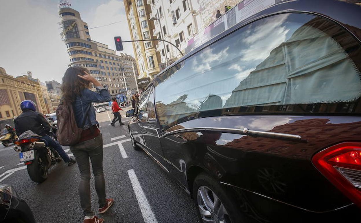 Un vehículo funerario circula por Madrid. 